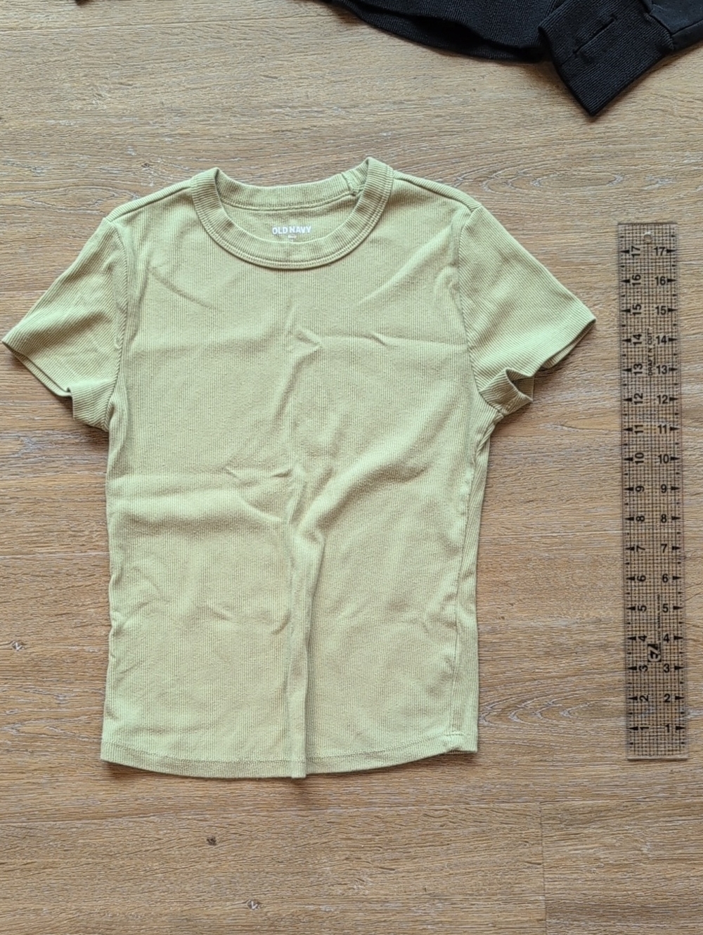 Old Navy Short Sleeve Ribbed Tee in Light Green/Yellow, Small